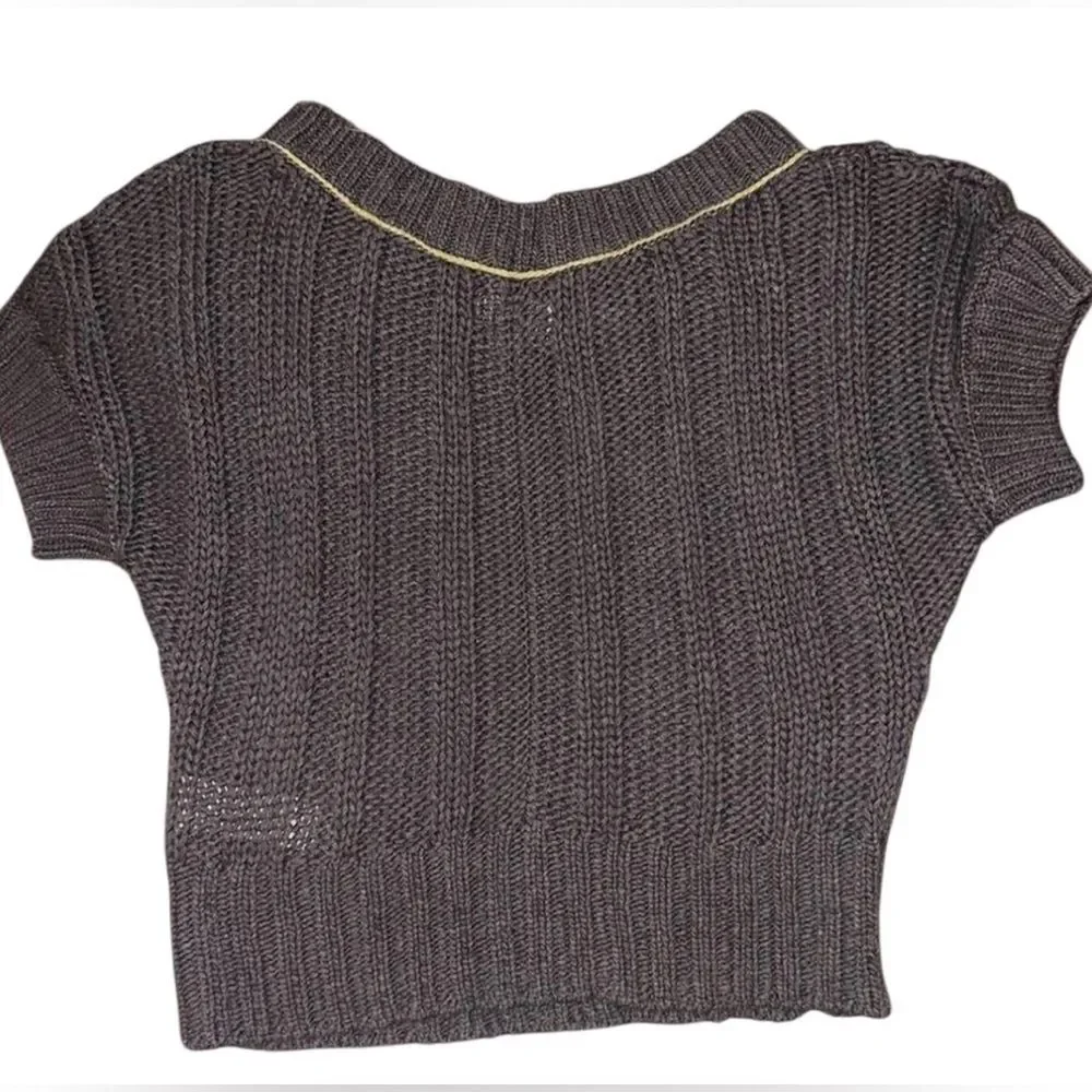 Hollister short sleeve slightly cropped knit sweater. Size L